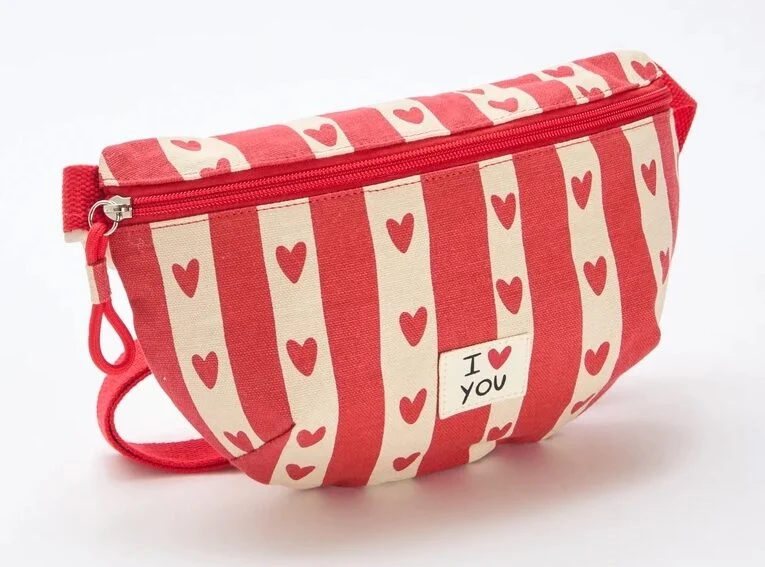 Riñonera estampada con corazones ‘Agathe Sorlet x Kiabi’