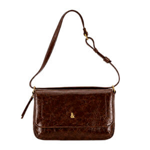 Bolso bandolera marrón con apliques dorados