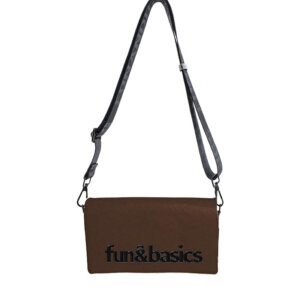 Bolso bandolera marron con logotipo, cierre con solapa