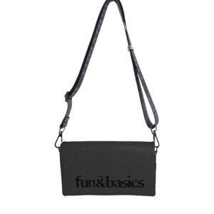 Bolso bandolera negro con logotipo, cierre con solapa