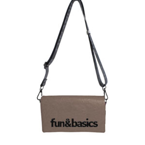 Bolso bandolera topo con logotipo, cierre con solapa
