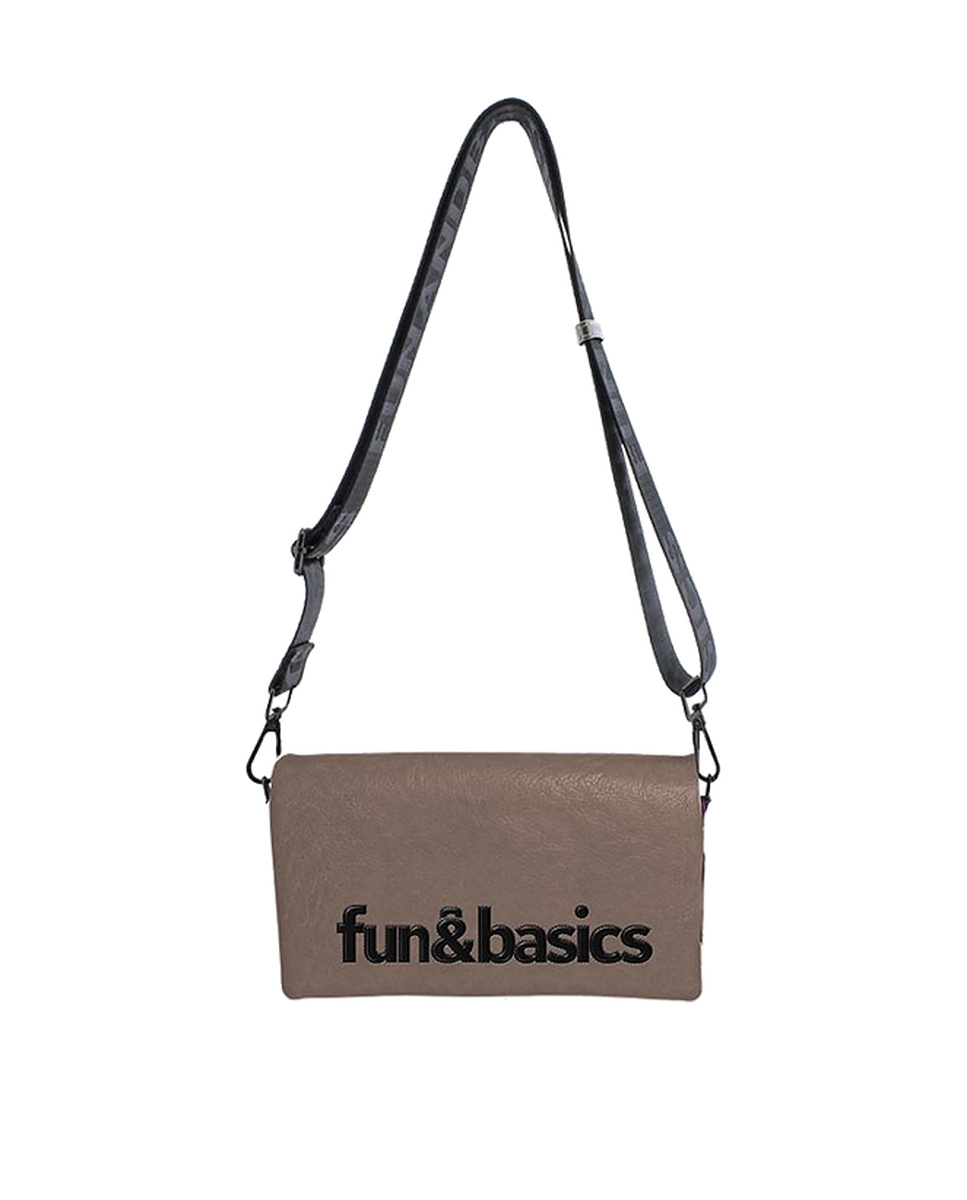 Bolso bandolera topo con logotipo, cierre con solapa